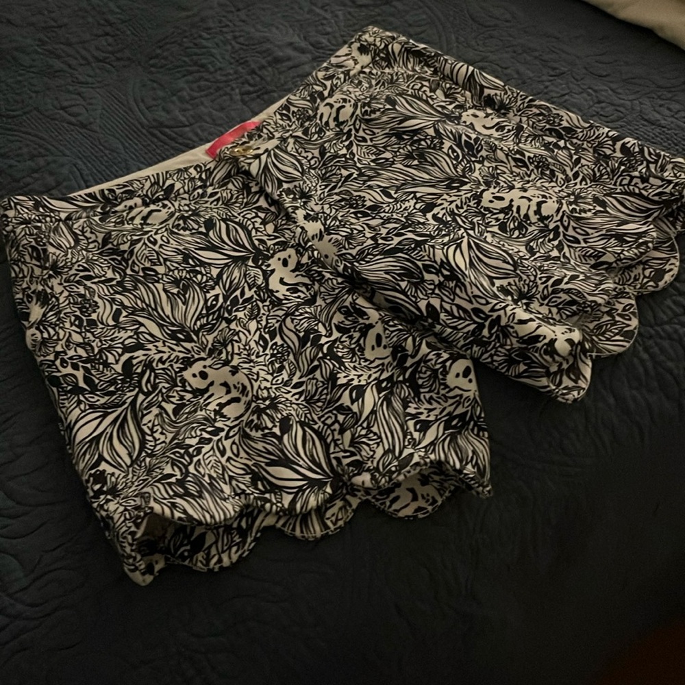 Lilly P shorts with scalloped bottom and cute koala pattern. Size 2 but like 4.